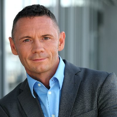 David Berger: Eine junge Frau steht weinend...